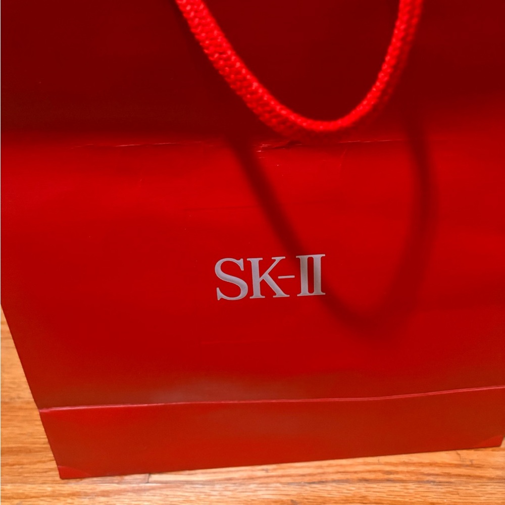 SK-II Genoptics Aura Essence Serum - Picture 2 of 3